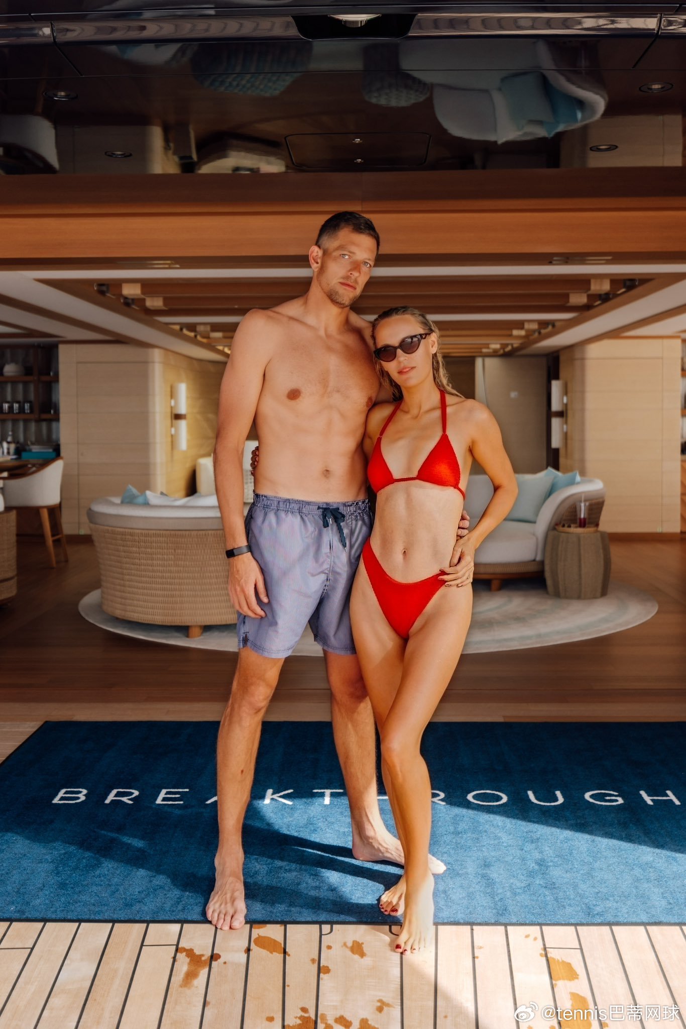 沃兹尼亚奇还打不打沃兹尼亚奇更新了推特：“穿红衣服的女士👙🌊☀️⛵️😍”她