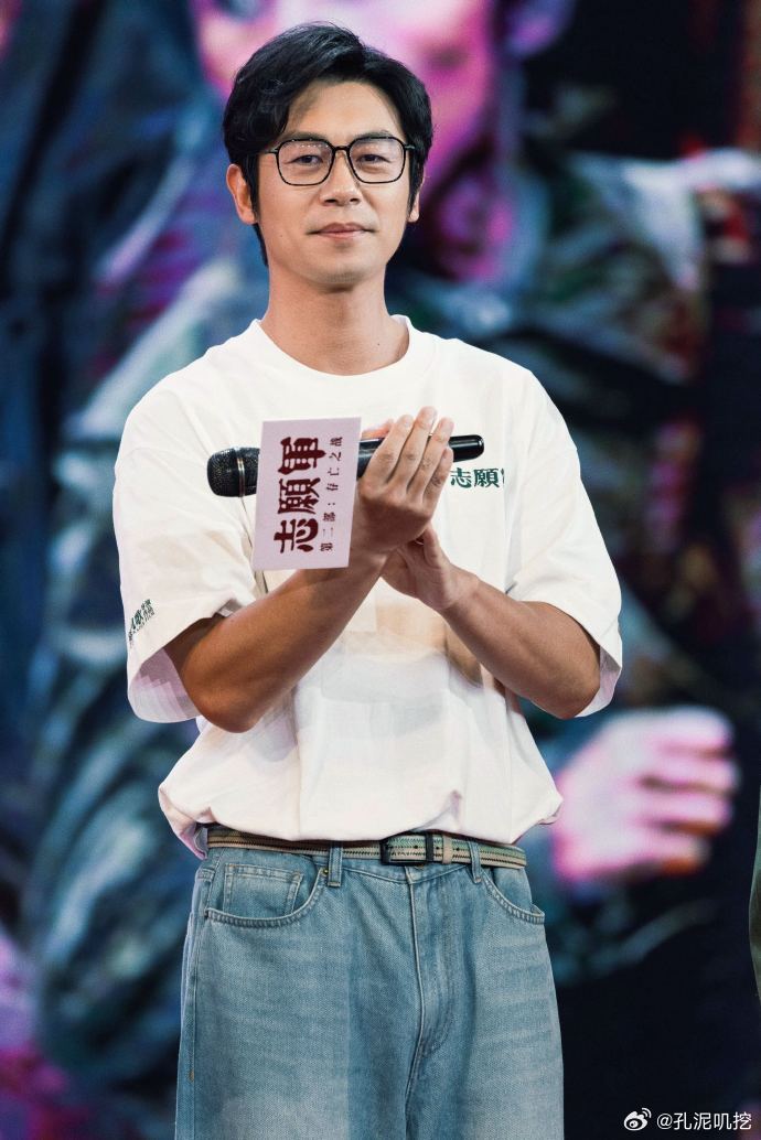 吴本正的塑造鲜活而真实，理性与感性交织，文转武的转变流畅自然，令人印象深刻。 ​