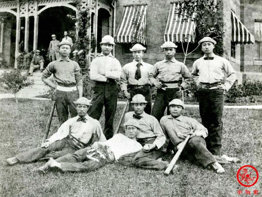 晚清留美中国学生棒球队，后排右二是詹天佑。1873年进入美国后，这些少年儿童迅速