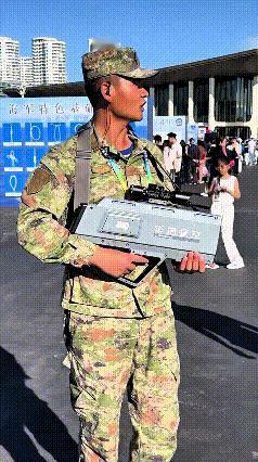 你瞅瞅咱海军兵哥哥这装备，那是真叫一个帅！手里这反无人机枪，科技感直接拉满！
就