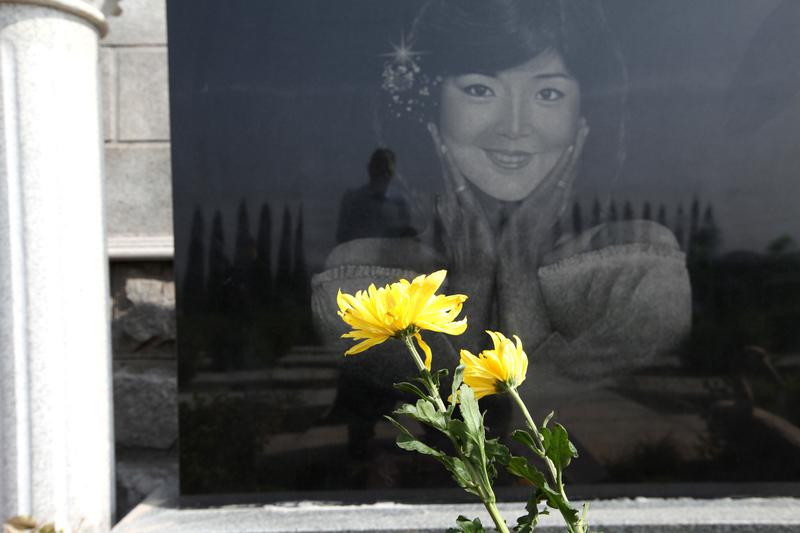 邓丽君去世都30年了，但她的歌一直活在大家心里。她一生演唱约1480首歌，甚至可