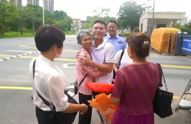 接生婆谎称婴儿已夭折，38年后广东夫妻在广西找到儿子，母子紧紧相拥，“我就知道你