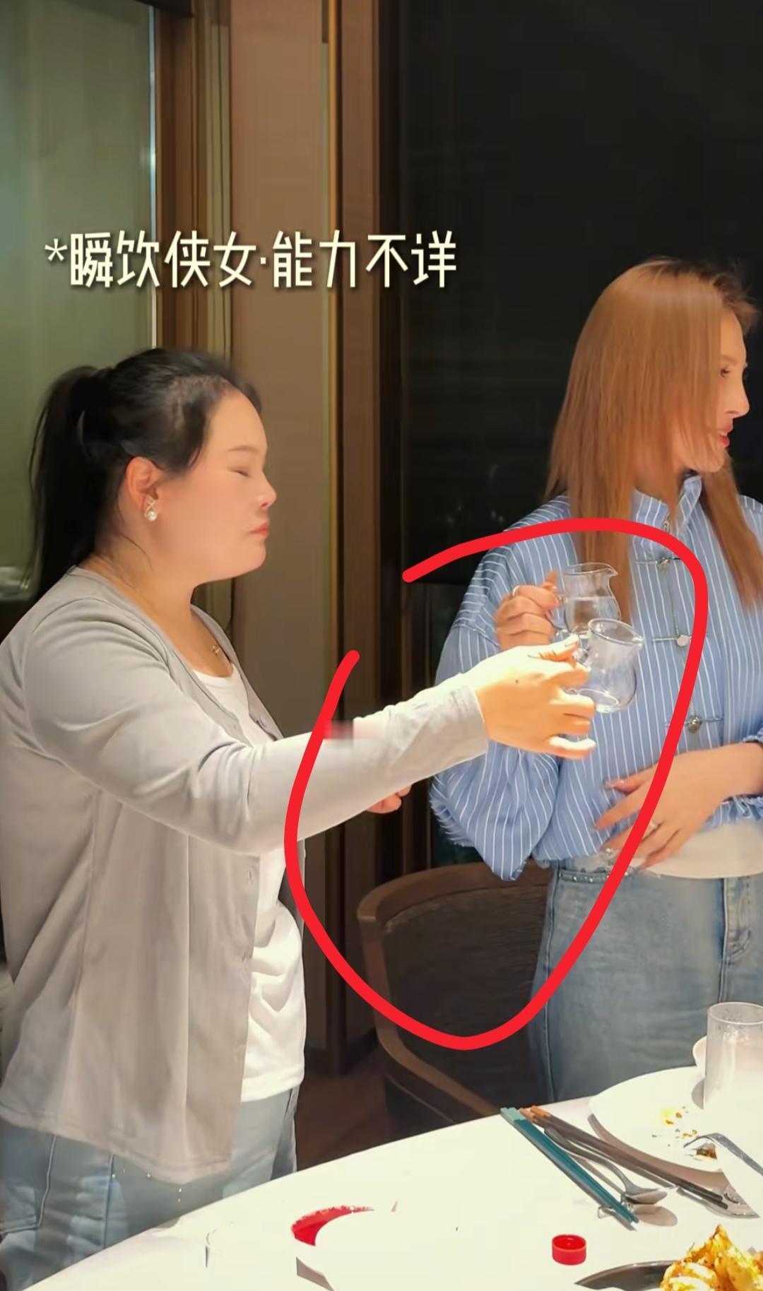 看到路哥三个男人喝醉我忍了
看到路哥当众表白我也忍了
可是看到妞妞一口闷我实在忍