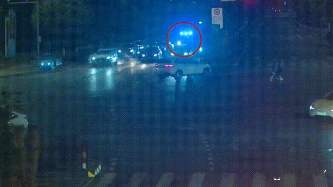 10辆私家车神同步一幕全网点赞！



12月26日晚高峰期间，浙江嘉兴海盐县滨