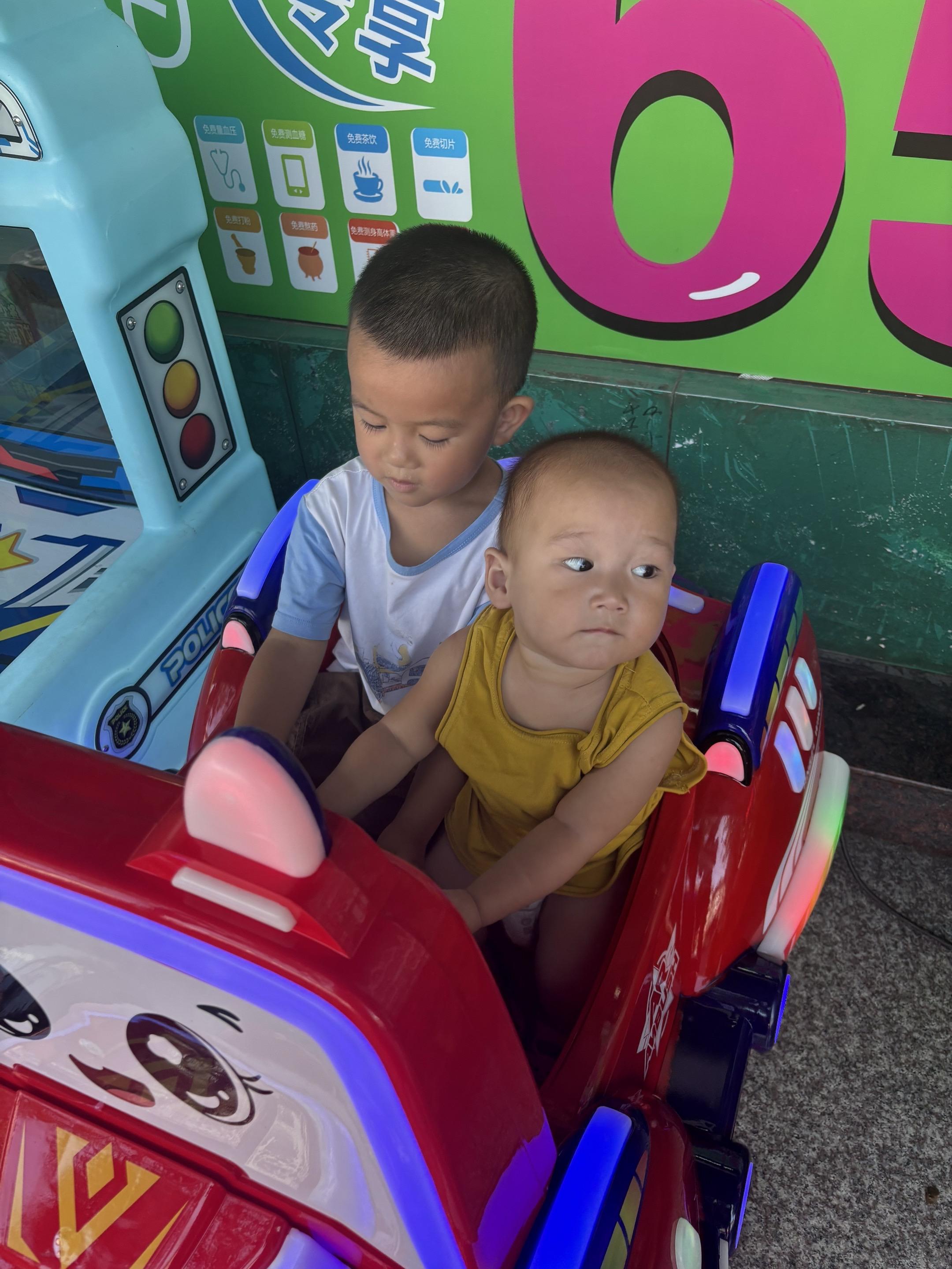 摇摇车 一起长大一起玩耍 人类幼崽可爱瞬间