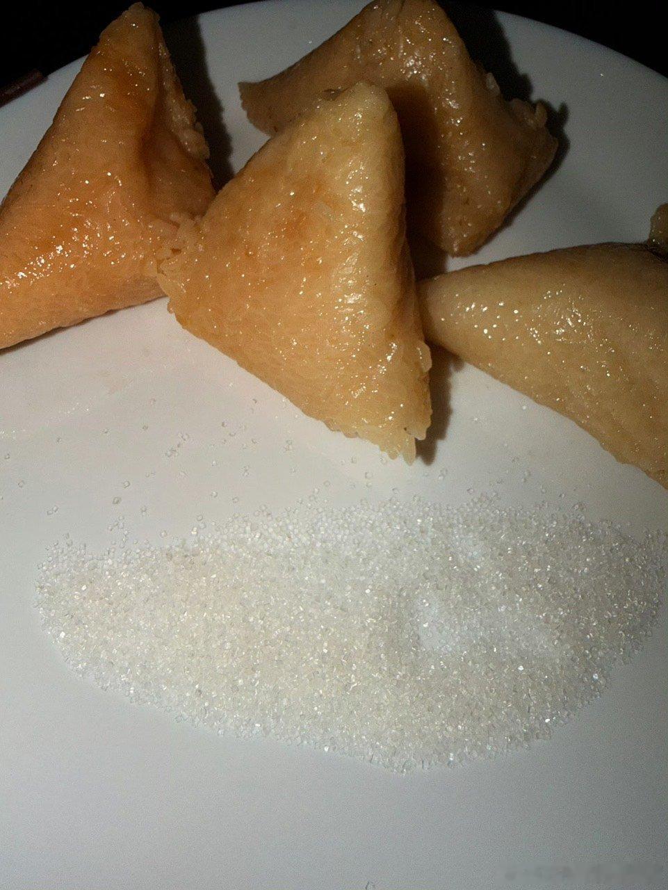 张峻豪吃粽子蘸白糖 张峻豪吃粽子蘸糖张峻豪吃粽子蘸白糖 