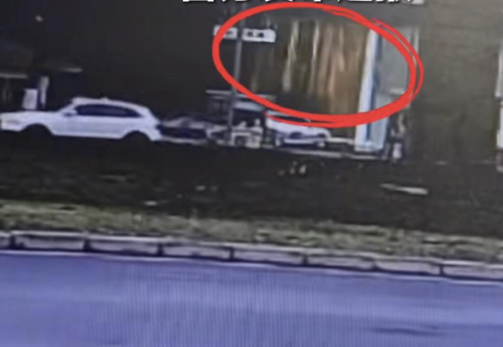 网传成都一54岁的男子，因未凑齐全款要求退定金，遭到4S店拒绝之后，在店门外引燃