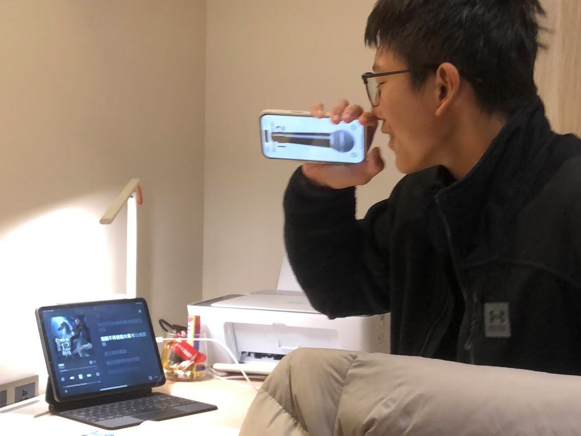 戴两块手表的人今天的美国客户，左腕OMEGA机械表，橙色表壳，橙黑表带；右腕ap