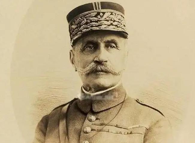 1919年6月28日，巴黎凡尔赛宫的签字仪式刚结束，协约国总司令福煦元帅转头就对