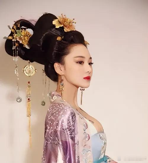 张馨予在《封神英雄榜》里的妲己古装造型太绝了！眉眼流转间媚而不俗，华丽衣袂衬得肌