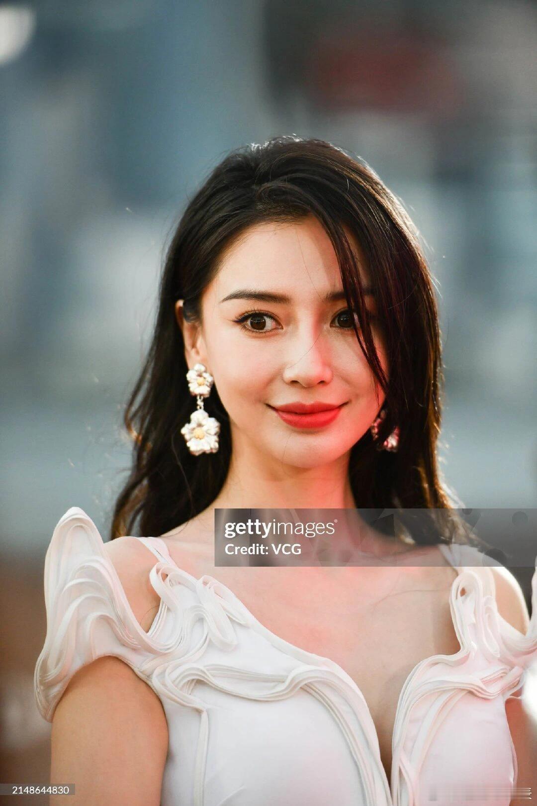 Angelababy居然长肉了，感觉这么多年第一次看她变胖[笑cry] ​​​