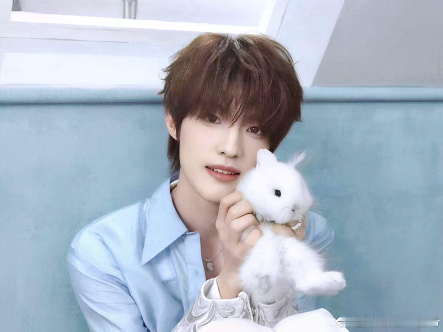 张泽禹缝合8岁的孤独场馆外好多张泽禹粉丝 看着满场为张泽禹而来的人，真的狠狠破防