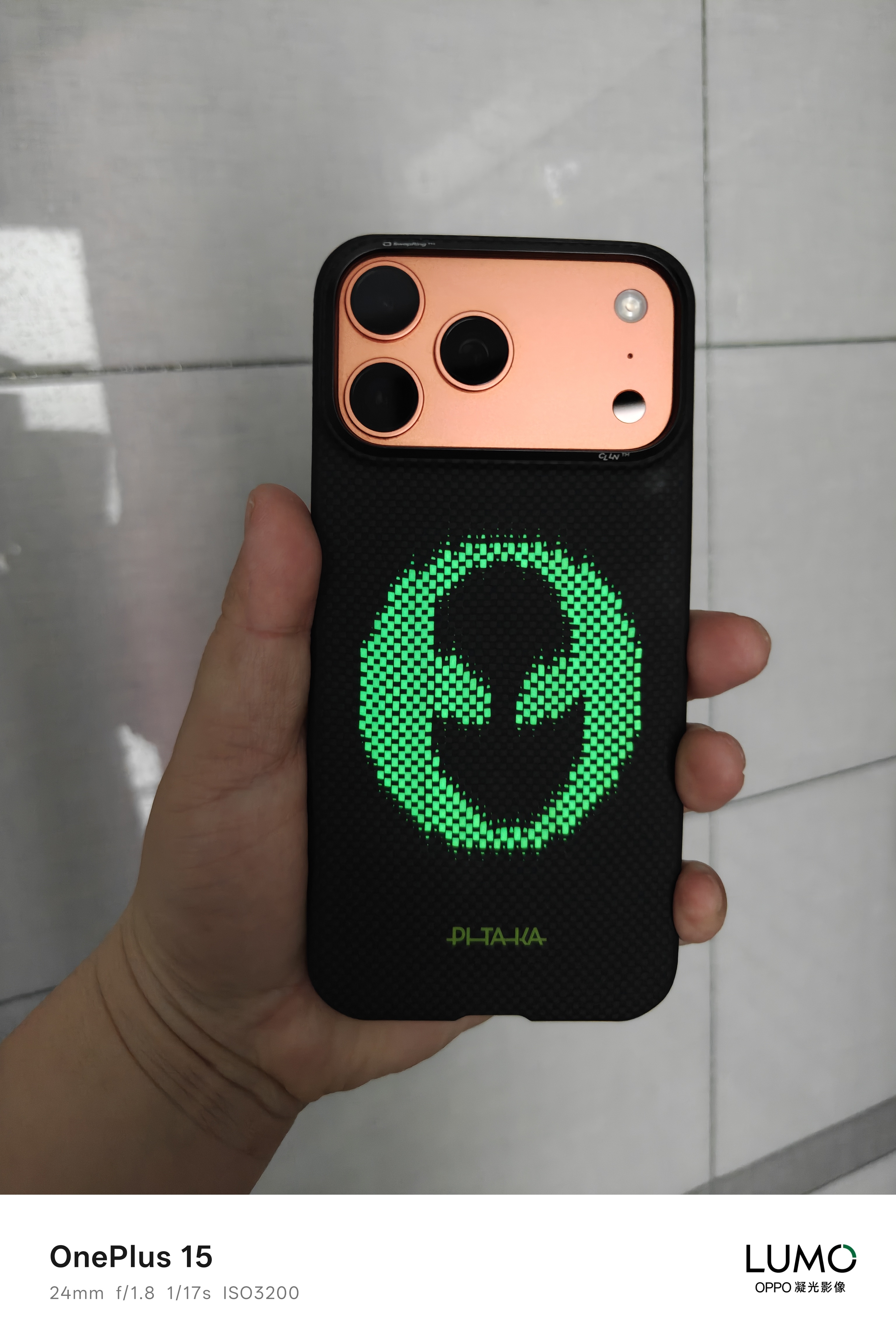 真会玩，这是PITAKA 推出的荧光手机壳，是与伦敦潮牌 Aries 联名设计的