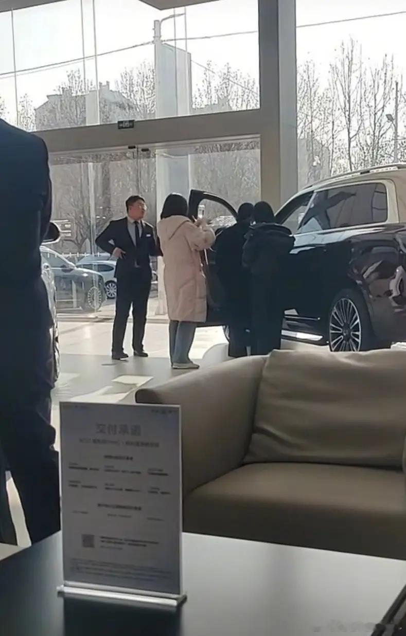 打着吊针也要买！问界M9凭啥让车主这么“任性”？有车主为了买问界M9，打着吊针都