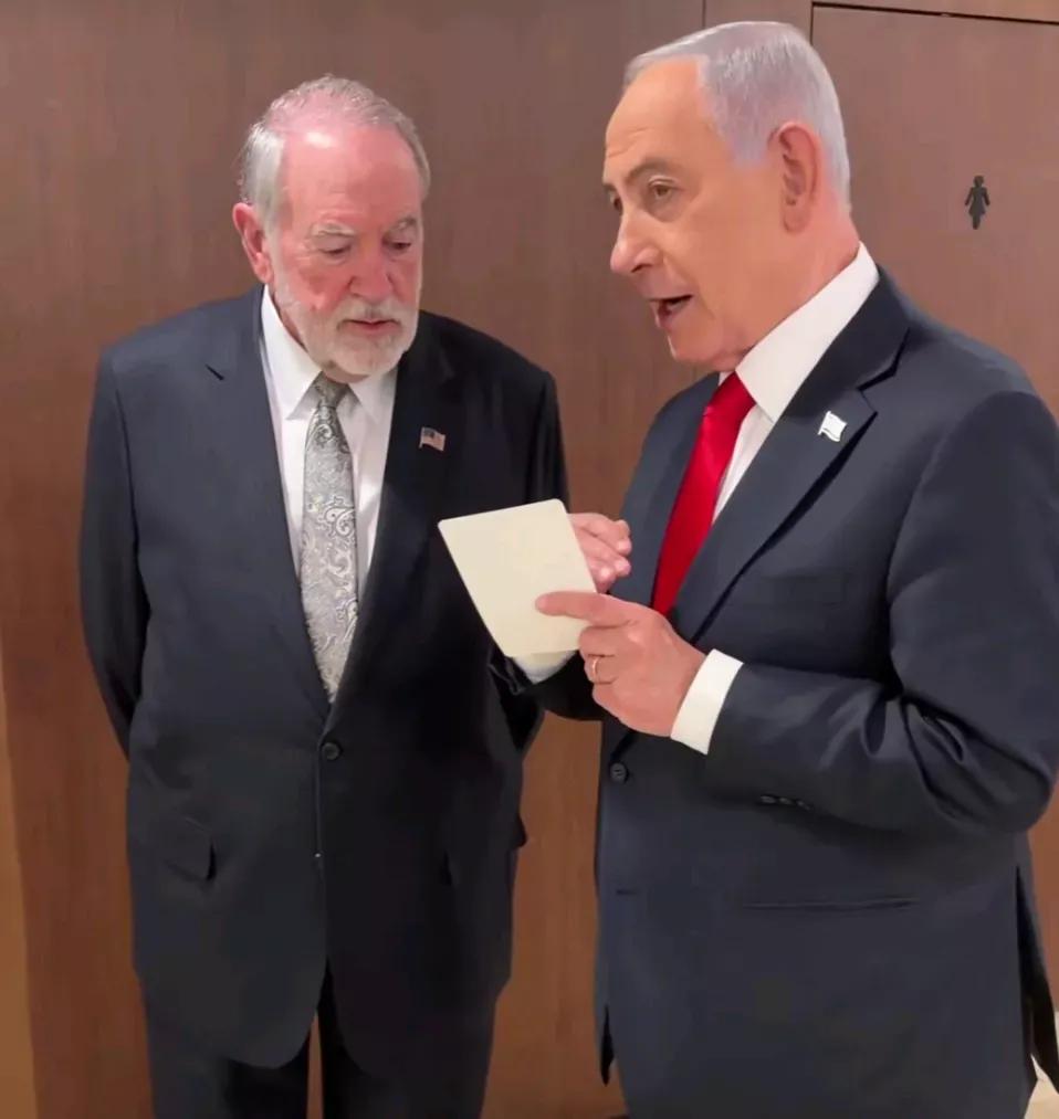 内塔尼亚胡随身携带秘密“扑克牌”

据《国土报》报道，3月17日，美国驻以色列大