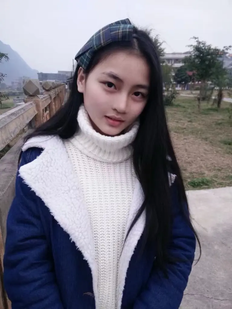翻到了一些小学，小小老子的照片。