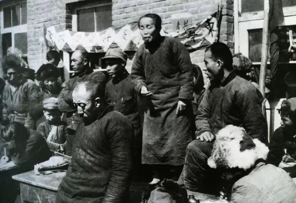 1950 年，甘肃土改时，一名压榨百姓的地主被清算。临刑前，他突然挣脱身边人，拼