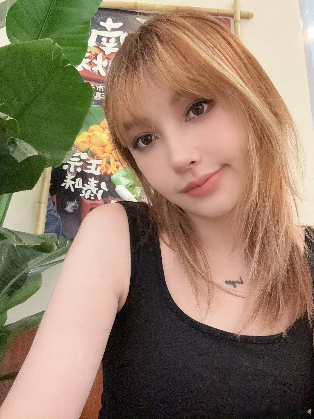 李雨桐被行拘4月19日，据法治进行时报道，李某桐泄露薛之谦手机号、身份证号，被北