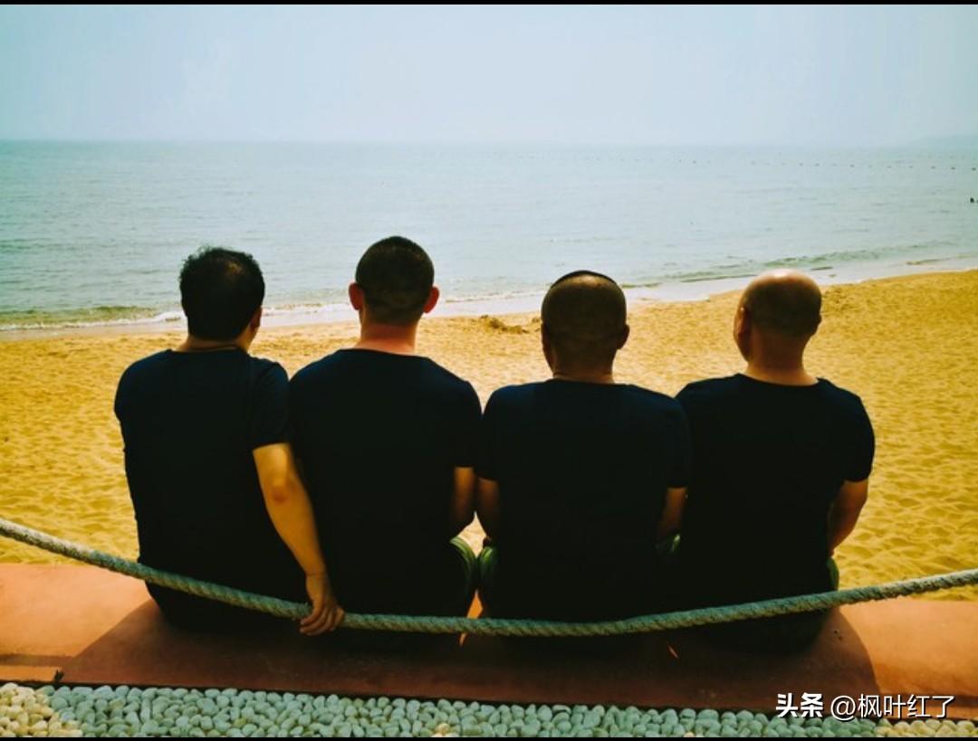 老公连他的战友聚会也不愿参加了。昨天晚上，有人给老公打电话，他瞟了一眼亮着的屏幕