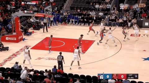 火箭啃老杜兰特的罪魁祸首，场上怪申京态度不端，场下怪乌度卡治军不力。

申京这赛