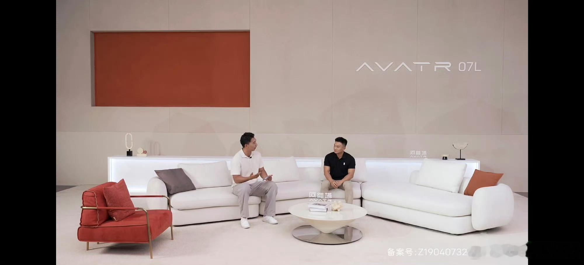 阿维塔07L第一眼确实很抓人，延续家族式未来科技美学，车身线条流畅，五款配色各有