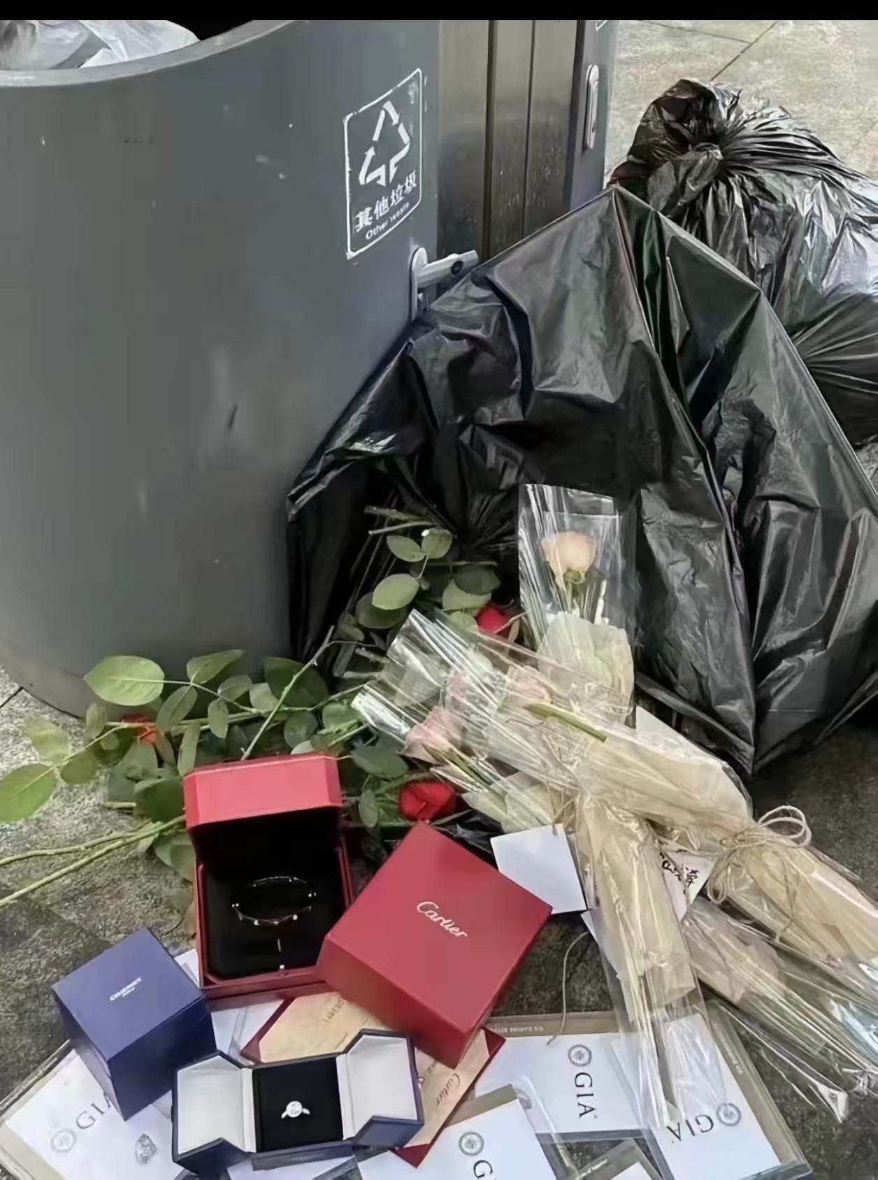 上海一名47岁女清洁工，在一个高档小区打扫卫生时，发现垃圾桶丢了许多礼物和鲜花，