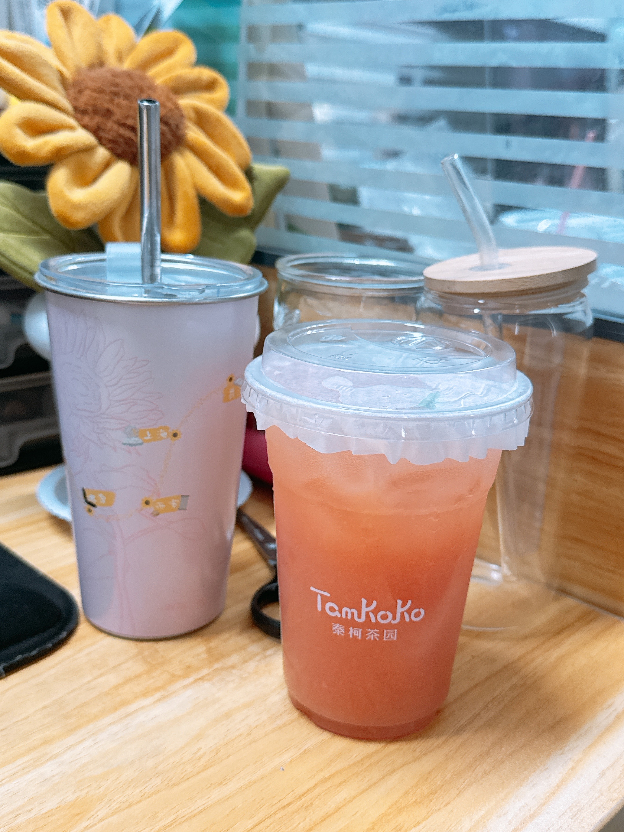 红心芭乐山竹冰茶。 