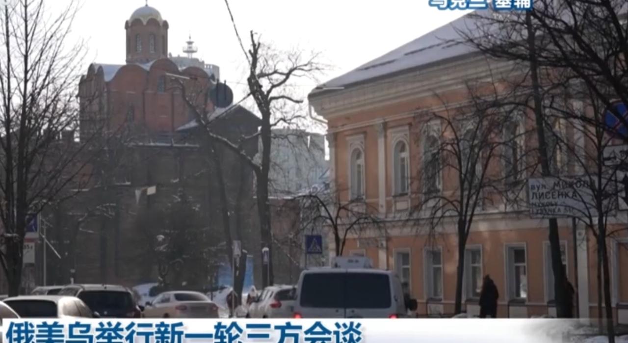 俄乌冲突的冬日战场仍在持续。画面里，俄军的装甲车辆在雪原上推进，红外视角下的部队