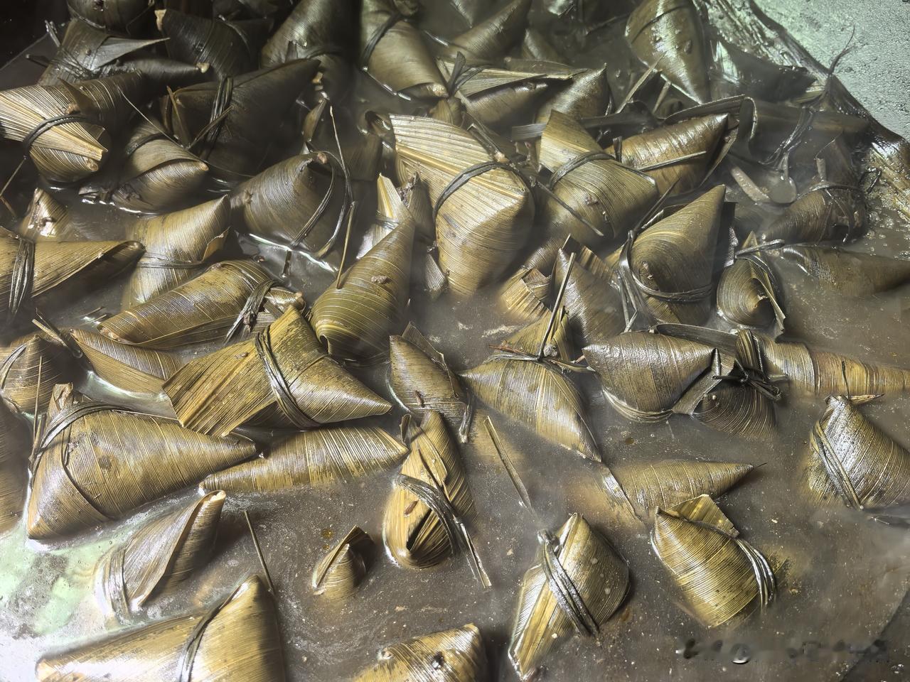 我认为咸粽子，其实我是甜咸通吃。但因为我人比较胖平时甜食吃得比较少，哪怕就是白粽