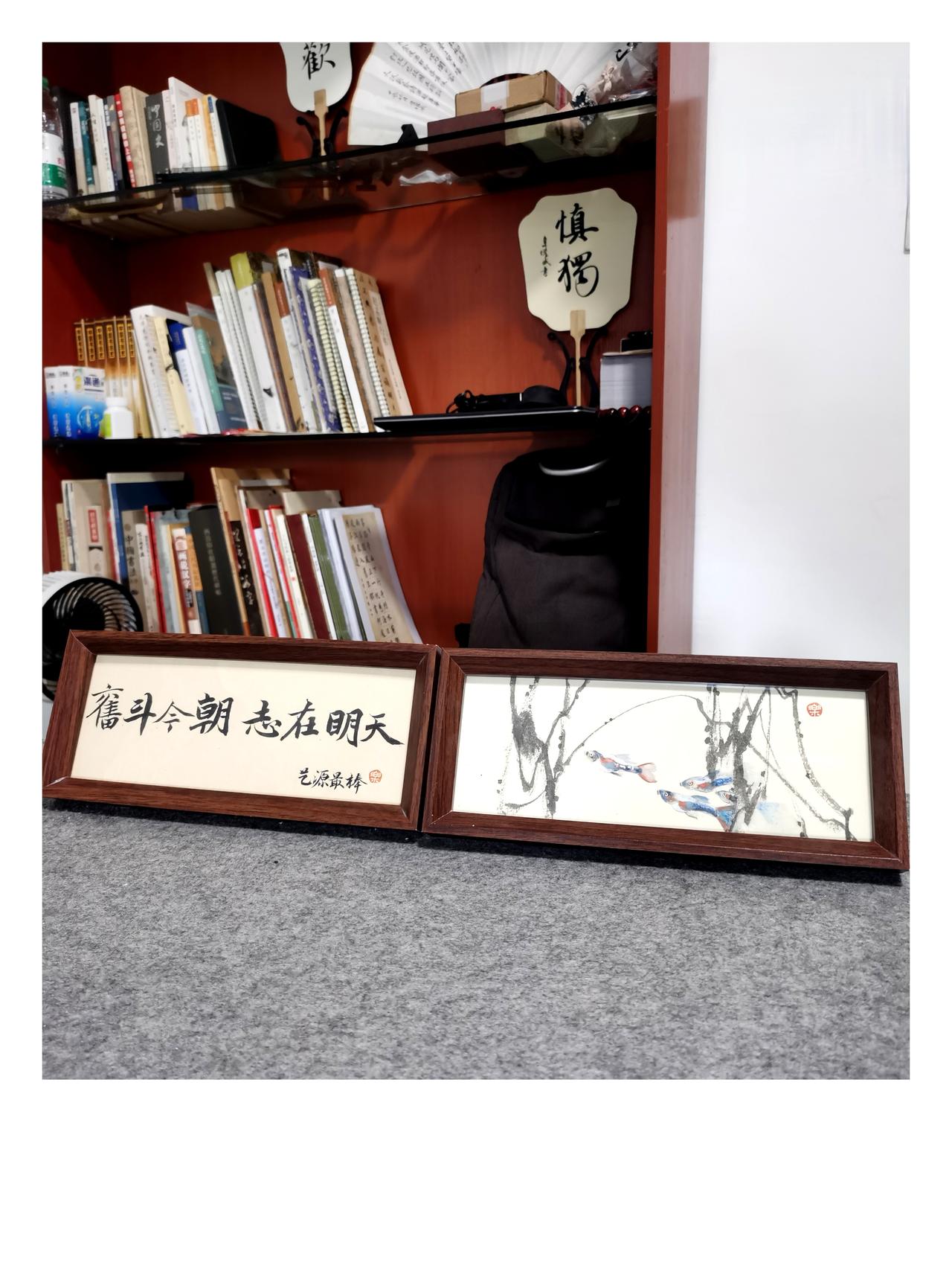 一笔“奮斗今朝 志在明天”书尽凌云志，几尾游鱼绘出生活趣，文创小物，藏着追梦人的