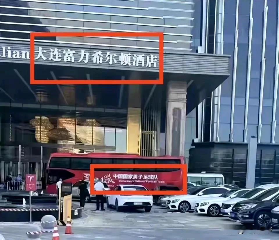 国足在球场上惨败，但没有影响他们住五星级的希尔顿酒店，而且还毫无愧疚之意。想知道