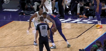 NBA赛场镜头：杜兰特真的是无差别单打啊，这么大的个子，怎么做到的？
  不论是