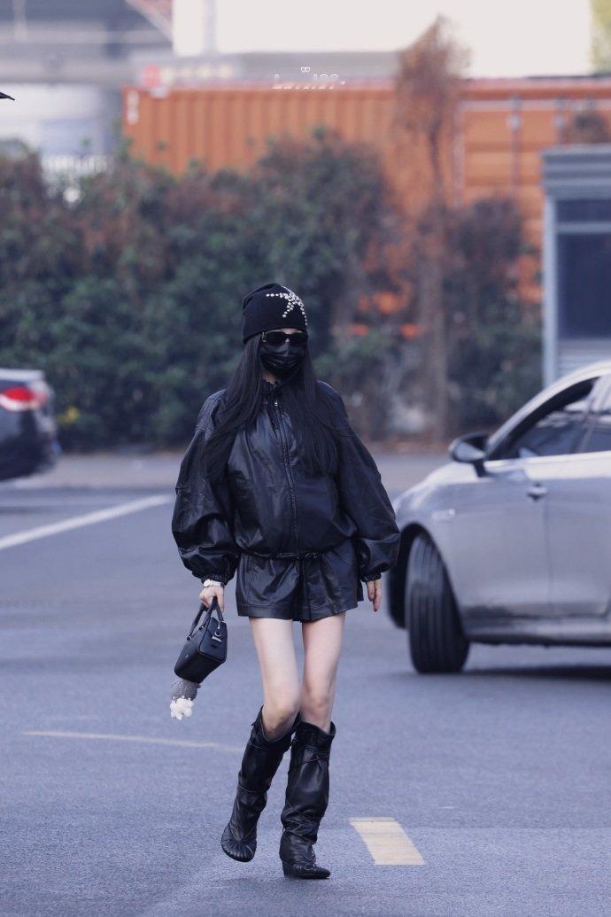 虞书欣钉珠冷帽黑皮衣 虞书欣allblack酷姐范 虞书欣allblack酷姐范