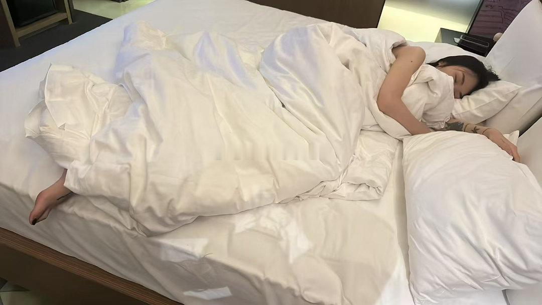 哈哈哈哈哈横着睡吗 