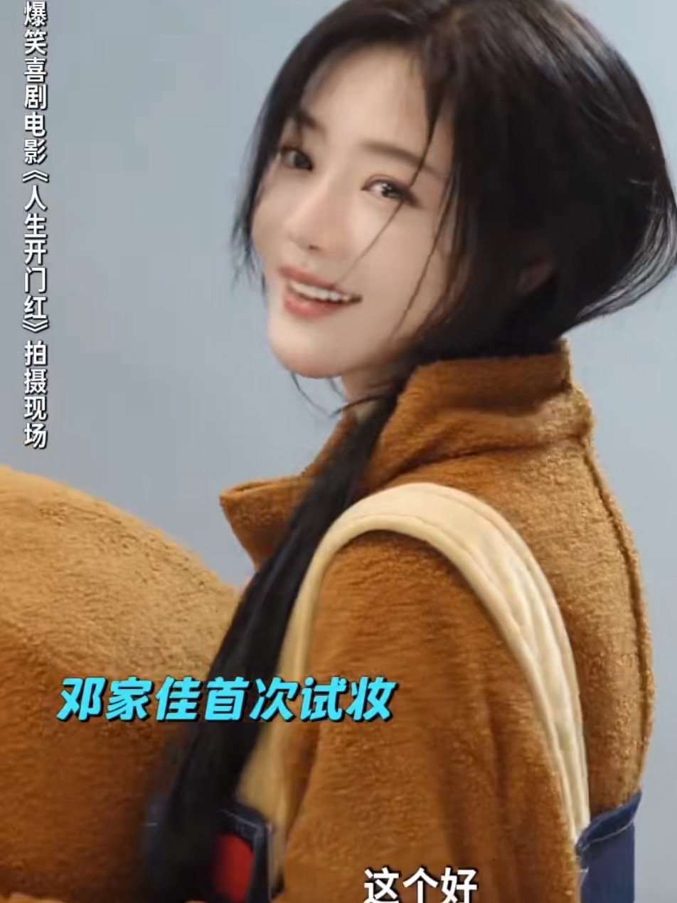 唐悠悠的演艺梦邓家佳替她实现了当年的唐悠悠，戏里戏外都努力争取每个表演机会，“唐