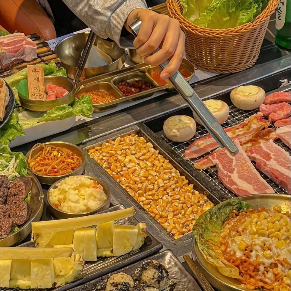 终于明白了， 
为什么当地规劝烤肉店停止玉米做燃料会被所有人骂了
搁我，我也骂！