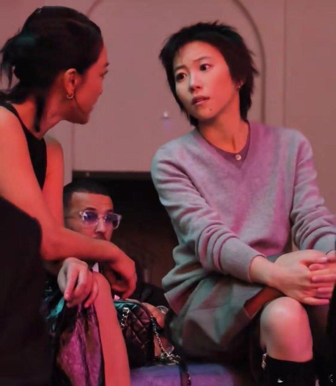香奈儿大秀上，周迅和窦靖童热聊。想知道她们都在聊些啥。 ​​​