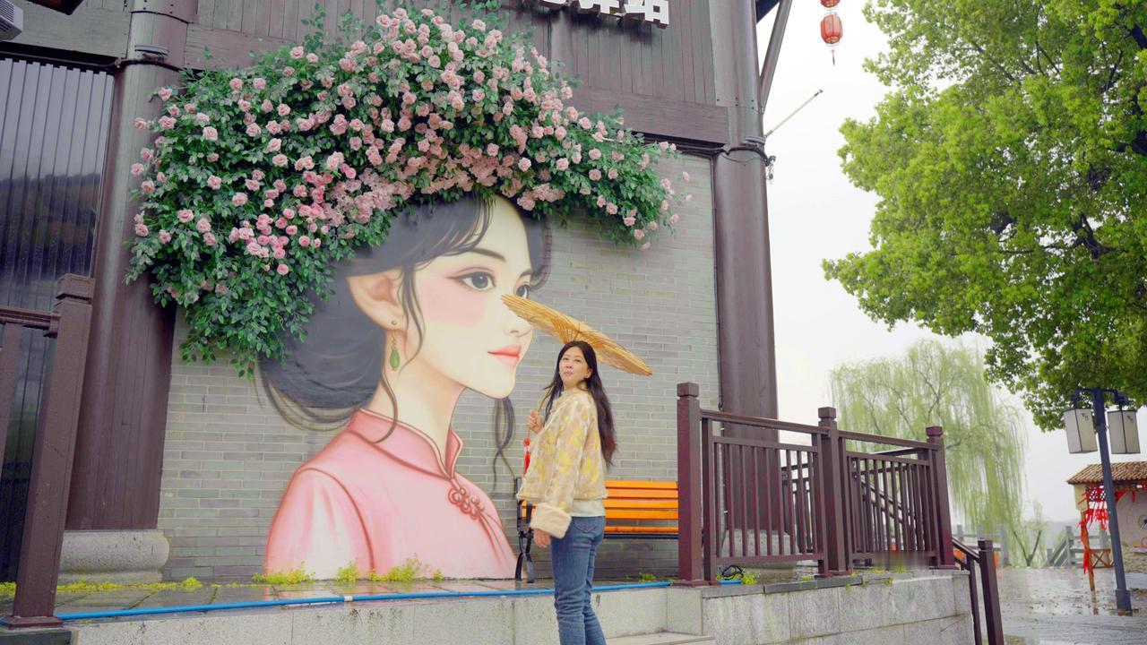 距离万楼不远的江边，就是“窑湾历史文化街区”。
它也是湘潭最值得漫步的文旅地标之