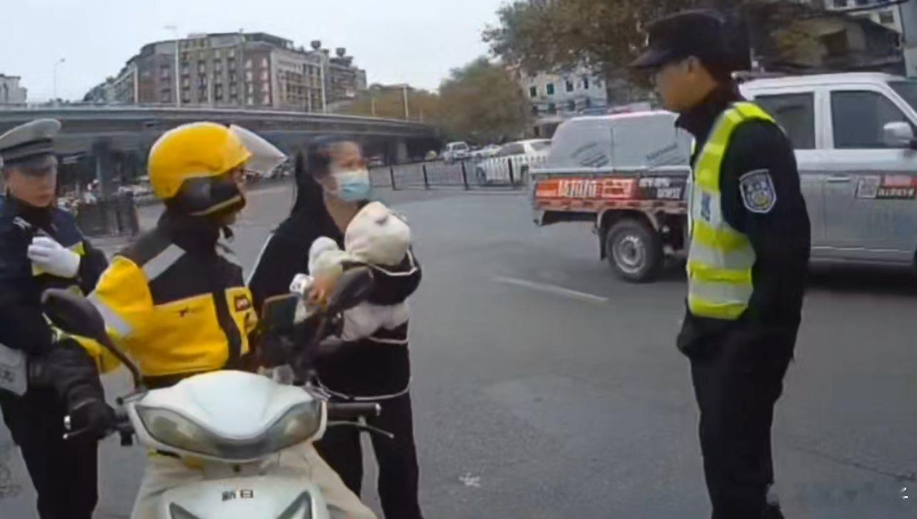 外卖小哥民警接力搭救发烧1岁幼儿 这才是双向奔赴的温柔！贵阳一幼儿高烧抽搐险情突