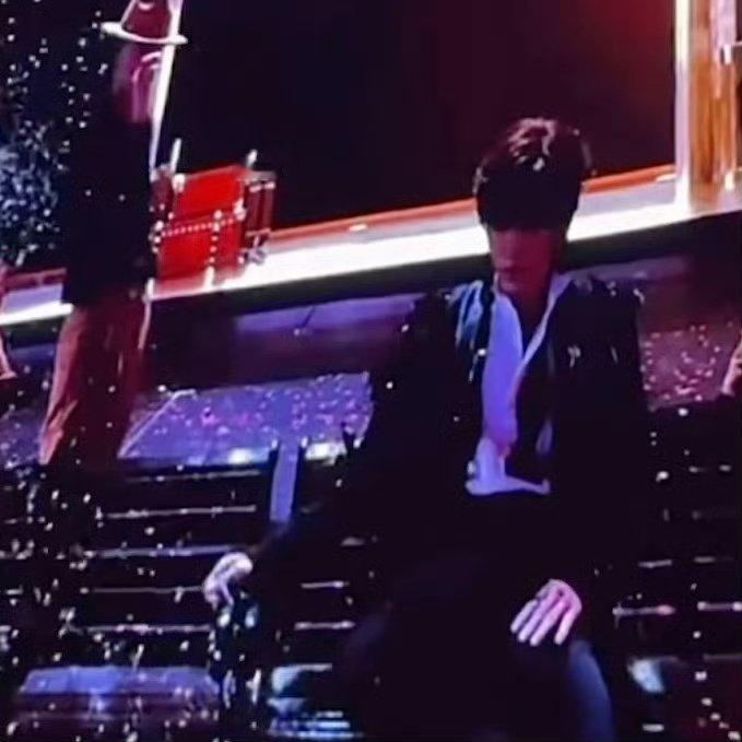 宋亚轩全英文舞台宋亚轩黑色礼帽造型 宋亚轩全英文舞台真的好棒啊啊啊 