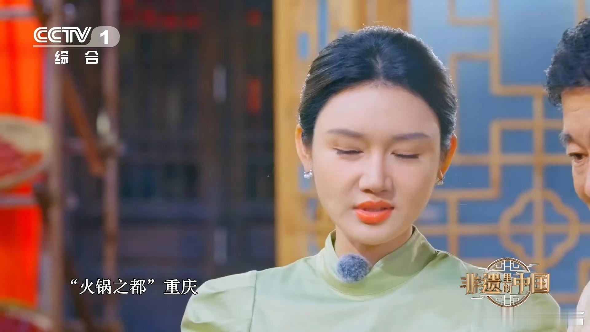 #为啥重庆火锅要吃九宫格# 重庆火锅的九宫格是一个有温度的时光隧道。每一格都带着