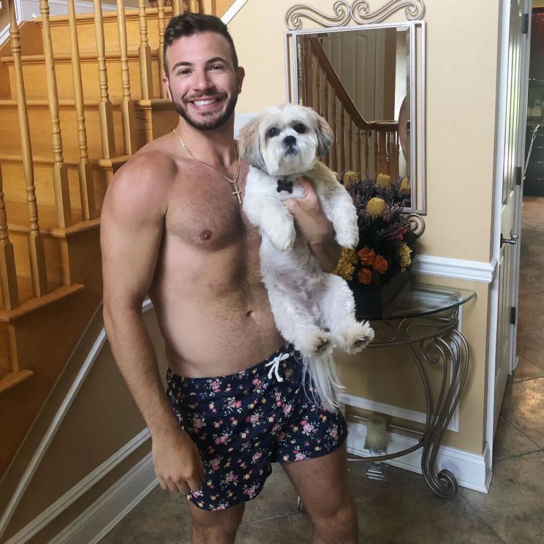 Salvatore D'Amico 作为意大利裔帅哥，健身型，短发，常被形容为 