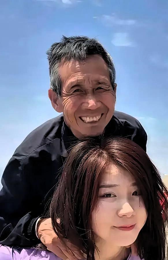 1997年，河南一个50岁光棍，捡回1名女婴。不料，送她读书后，她竟怒问：“穷到