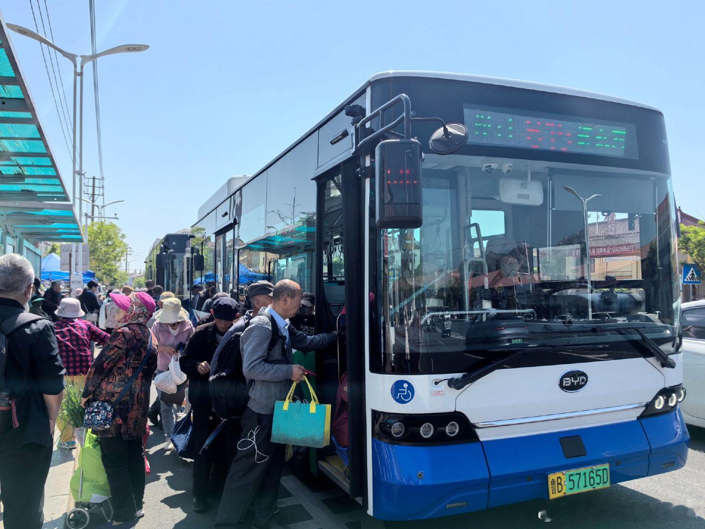 五一青岛公交运送乘客107万人次【“五一”假期，温馨巴士运送乘客107万人次】五