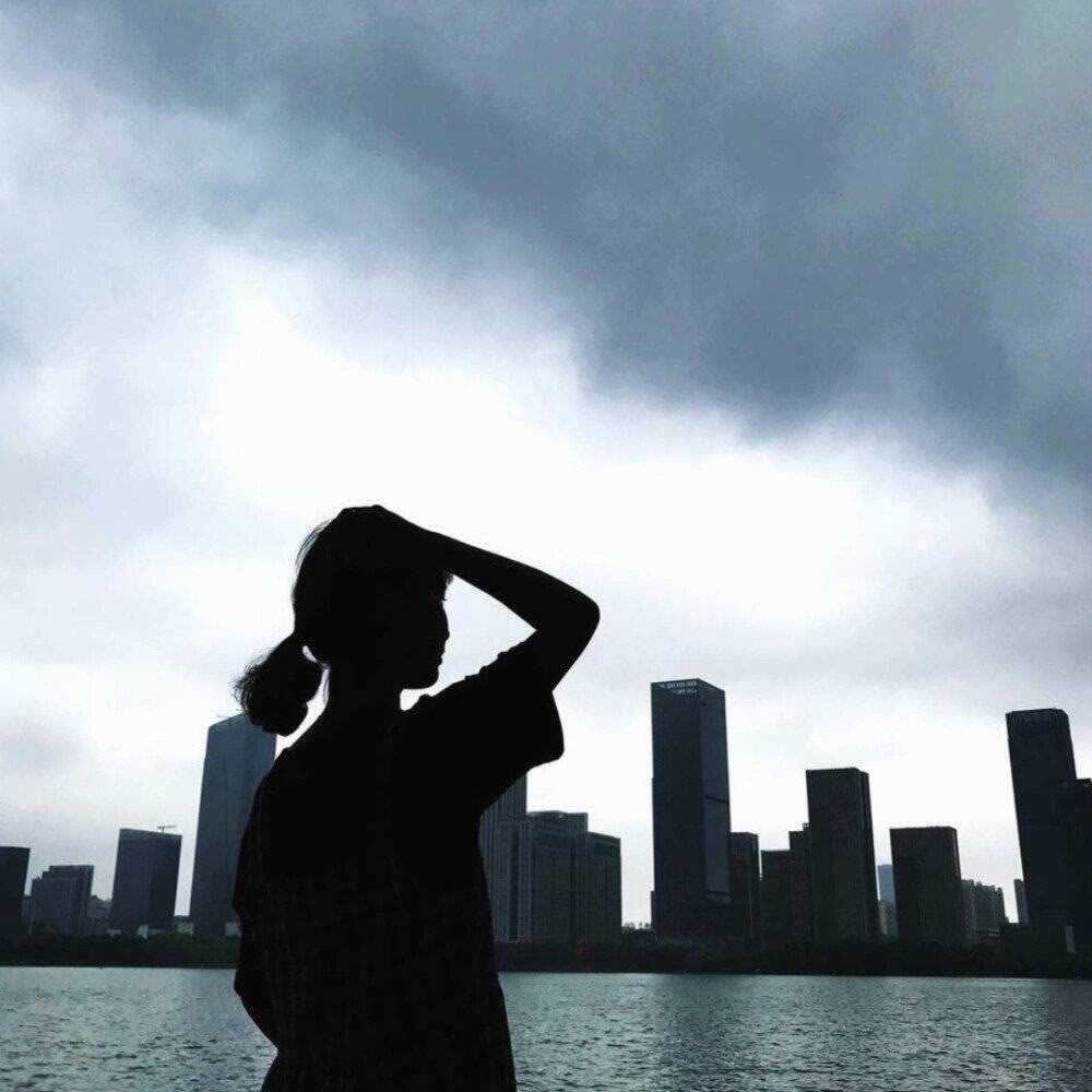 升职那天同事们欢呼，我终于实现了小目标 