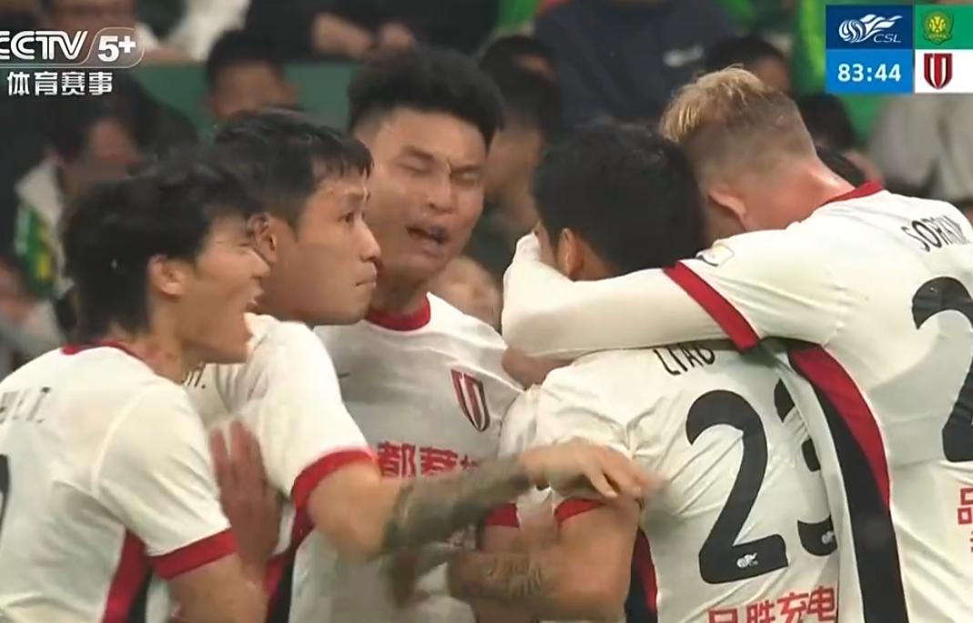 韦世豪丝毫不顾及老东家的面子，扳平后激情庆祝！
北京国安这球丢的实在是冤，后卫磨