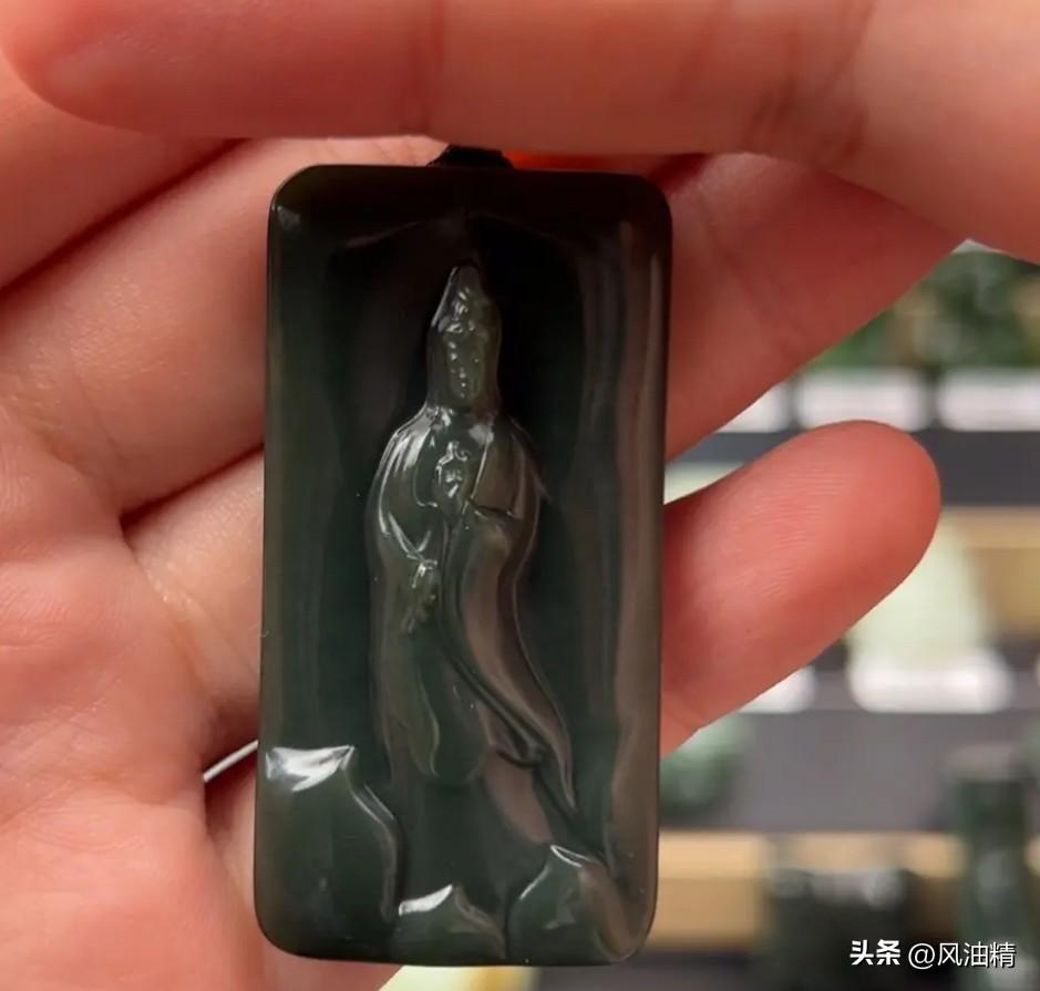 最近爱上了玉雕，今天分享一块才入手的观音玉雕。这块玉雕的料子是温润的和田玉，触手
