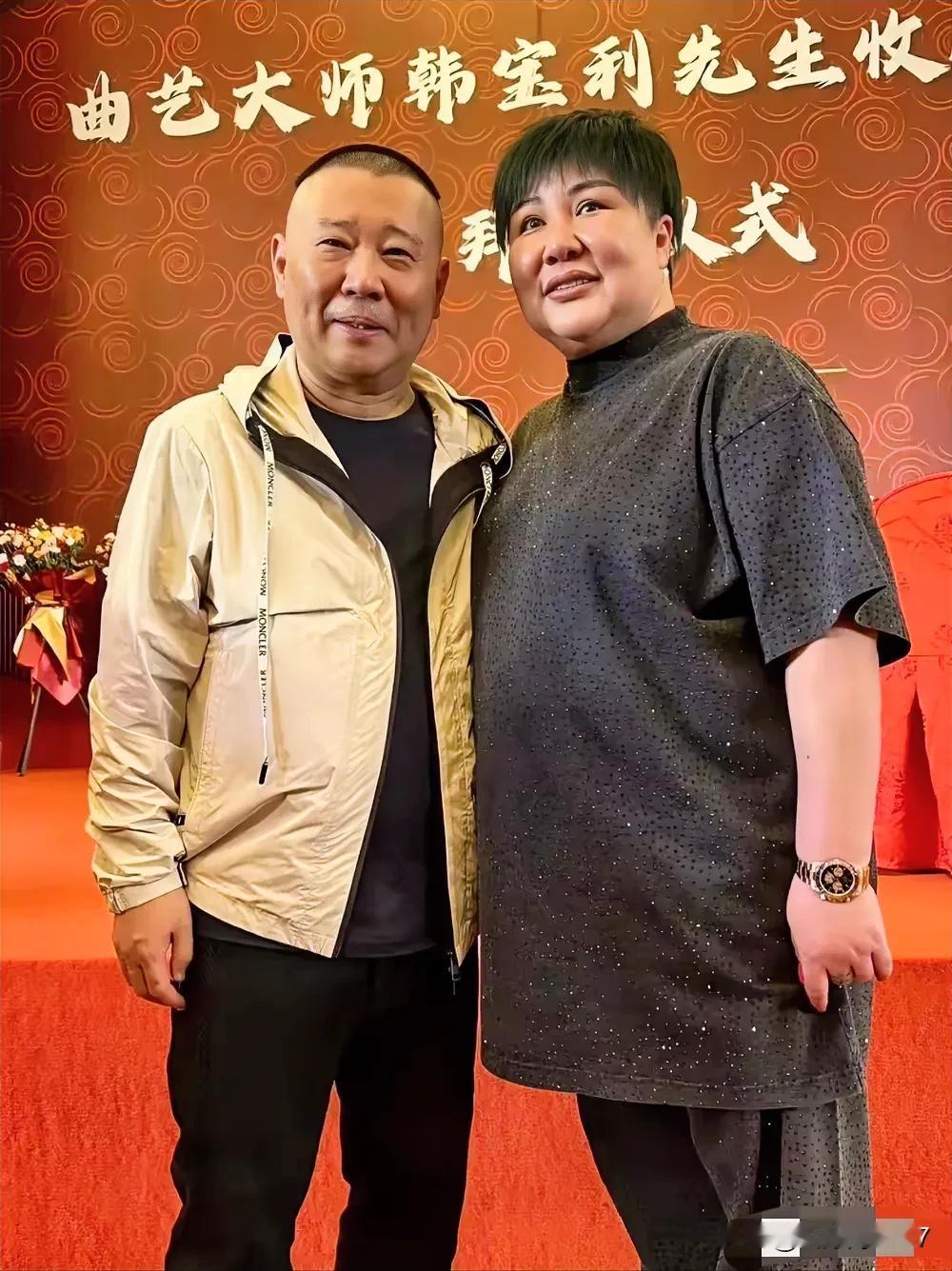 郭德纲和谁在一起的合影，是他爱人吗？如果是他媳妇的话，从面相上看，很漂亮，眼神坚
