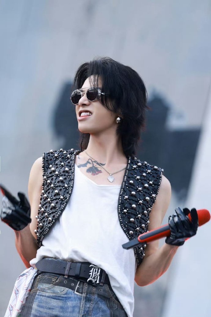 华晨宇 锁骨玫瑰 华晨宇太懂戳心！不经意缀上锁骨玫瑰，满分魅力藏不住，让人忍不住