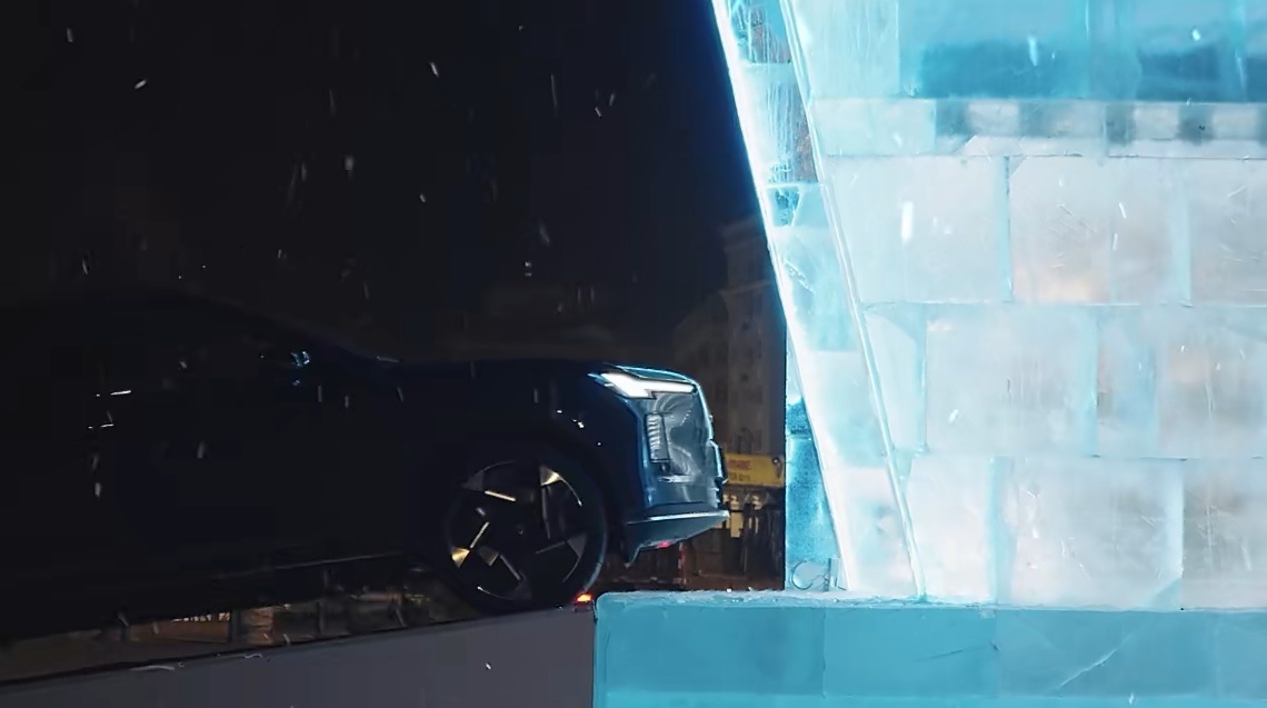 XC70在尔滨冻真格了车被封在冰雕里四十天，这场面真只在尔滨能见着。听说零下几十